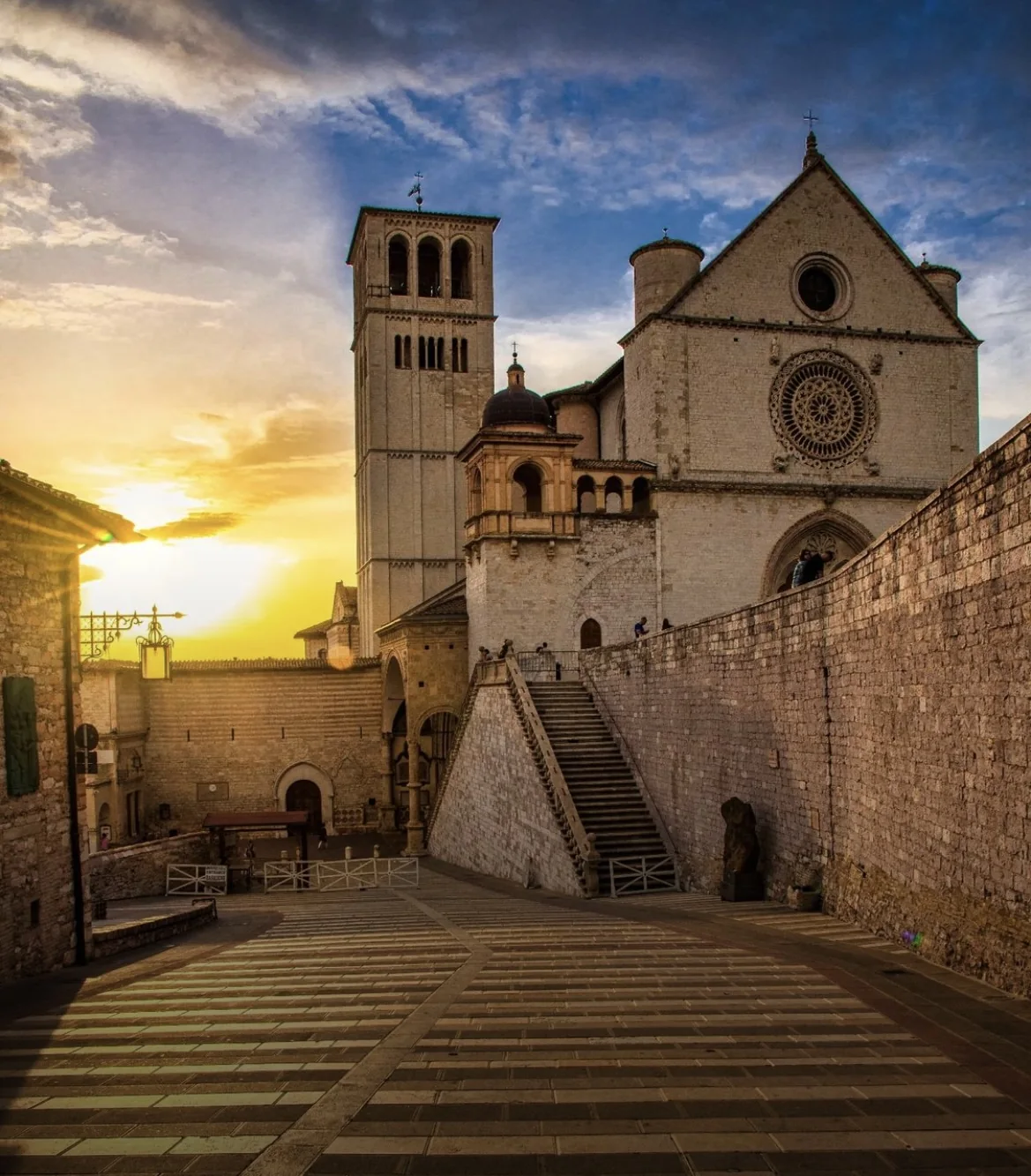La Basilica di San Francesco ad Assisi al tramonto