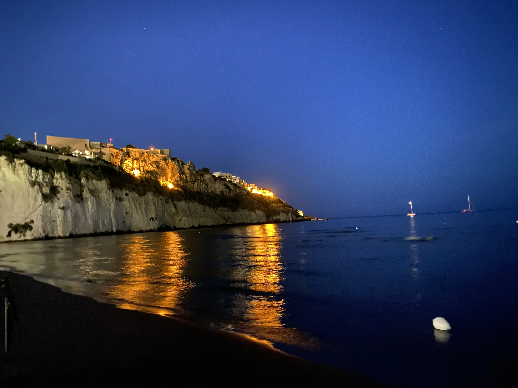 La costa illuminata di notte